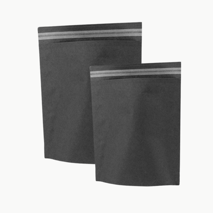 Schwarzer Papierversandbeutel